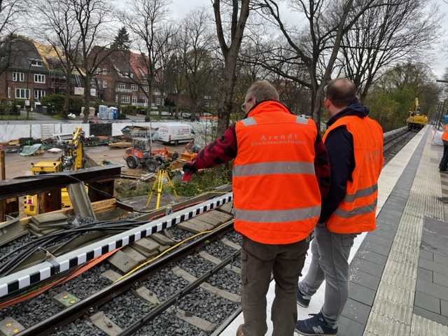 Wir arbeiten unter Hochstrom - Gleisbettarbeiten in Hamburg - Arendt Elektroanlagen in Schenefeld, Hamburg