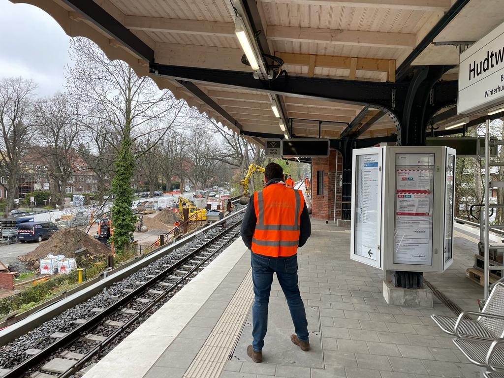 Wir arbeiten unter Hochstrom - Gleisbettarbeiten in Hamburg - Arendt Elektroanlagen in Schenefeld, Hamburg